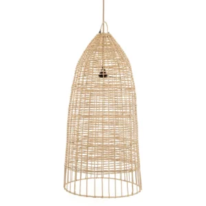 De Elba Hanglamp Naturel L Deze kooi vormige rotan hanglamp ademt de sfeer van de Italiaanse eilanden met zijn fantastische kustontwerp. Hang het op, zet de lichten aan en je bent onmiddellijk 's nachts naar de vibes van strandbars getransporteerd. Het is ook mogelijk om dit als vloerlamp te gebruiken. Er zijn twee maten beschikbaar en vergeet ook niet om onze Amalfi hanger te bekijken  ze gaan geweldig samen! Deze lampschaduw heeft geen elektrische bedrading of pluggen. We verkopen deze fittingen apart, zowel plafond gemonteerd als met plug. Zoek naar een fitting in onze winkel en selecteren de gewenste look en het type. Casa & Viventes Breedte: 45cm Hoogte: 90cm Lengte: 45cm Gewicht: 1480g Materialen: Rotan, Rotan merk: Bazar Bizar Living