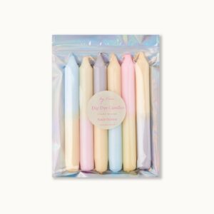 Dip Dye-kaarsenset: de naakten Of het nu een cadeau is voor een verjaardag of voor Kerstmis, als een souvenir voor het zomerfestival of een andere uitnodiging. Mijn hand gekleurde dip kleurstofkaarsen zijn prachtige om aan je vrienden en familie te geven. Elke kaars is een enkel stuk, maar altijd gekleurd met veel liefde en passie in onze studio in München. De kleurintensiteit, de kleurgradiënt en de volgorde van de kaarsen kunnen variëren. De verpakking is herbruikbaar. Ontworpen en geassembleerd met liefde in München. Kleuren: beige - roze | Beige - lichtblauw | Beige - Lichtgrijze maat: 6 kaarsen | Hoogte 18 cm | Breedte: 2,2 cm verbrandingstijd: ongeveer 6,5 uur, zorg ervoor dat je kaarsen nooit onbeheerd laat branden!  Casa & Viventes kleuren: Blauw, Beige, Roze, Geel Materialen: Paraffine merk: by Vivi.