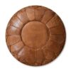 Leren poef karamelbruin (XL) Wil je je huis nog gezelliger maken of een leuke boho sfeer geven? Dan zijn onze handgemaakte poefs perfect voor jou! De leren poef karamelbruin (XL) wordt vaak gebruikt als decoratie, maar is ook ideaal als voetenbankje of als extra zitplaats voor kinderen. De poef wordt het meest gebruikt in de woonkamer, slaapkamer of kinderkamer. Wij hebben een kleurrijk assortiment dat bij elke ruimte in uw huis past. De poefs zijn handgemaakt van hoogwaardig echt leer en met liefde gemaakt door een coöperatie van ambachtslieden. Individuele stukken leer worden met de hand aan elkaar gestikt. De leren poef wordt vervolgens in de zon gelegd en geolied om de mooie gebruinde kleur te krijgen, of met de hand geverfd tot een op maat gemaakt kleurenpalet met behulp van natuurlijke, plantaardige materialen. Ze worden van begin tot eind volledig met de hand gemaakt, met dezelfde traditionele technieken die tientallen jaren meegaan. Houd er rekening mee dat natuurlijke kleurvariaties, rimpels en vouwen deel uitmaken van de unieke kenmerken van leer en alleen maar schoonheid en karakter toevoegen.  Casa & Viventes                                                                                                                                                                    Hoogte: 35cm Lengte: 55cm Diameter: 60cm Gewicht: 10000.00g kleuren: Bruin, Bruin Materialen: Leer, Leer merk: Poufs & Pillows