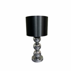 Mini Bollamp Chroom De Mini Bollamp Chroom is gemaakt van gepolijst metaal, waardoor deze een glanzend effect heeft. Tevens is deze lamp verstevigd met een marmeren voet en wordt deze geleverd met een satijn zwarte kap. Lampenvoet: Lengte 37 cm Breedte 25 cm Hoogte 53 cm CASA & VIVENTES Mini Bollamp Chroom kleuren: Zwart Materialen: Staal, Glas, Glas, Metaal merk: Luxury Living B.V.