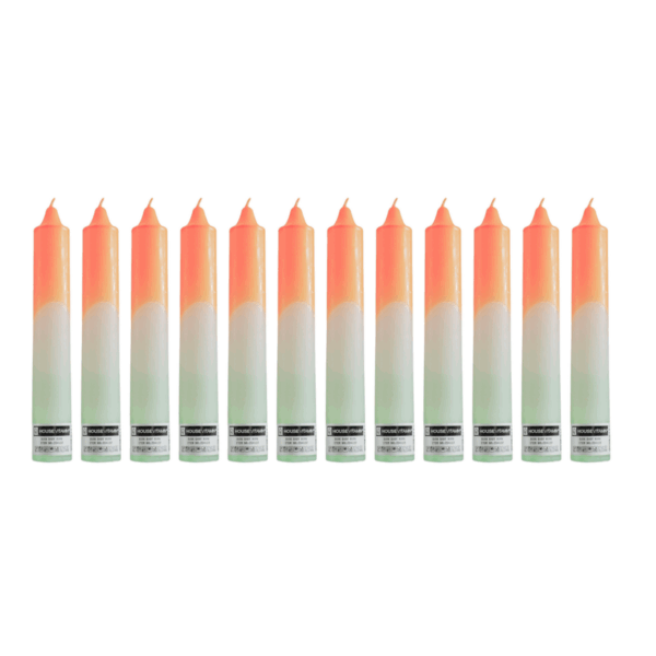 Tapers - Dipdye - Extra Big - xxl- oranje/wit/mintgreen kaarsen Burn Baby Burn! Kaarsen zijn de ultieme stemmingsmakers en zijn het belangrijkste ingrediënt voor romantiek. En we zouden daar allemaal wat meer van kunnen gebruiken, nietwaar? Deze kaars heeft een grotere vorm die een chique look en feel geeft. De grootte van deze grote dinerkaars is hetzelfde als een normale teaight, dus het past perfect bij je groenachtige kandelaar. Belangrijke kenmerken:- Big DinnerCandle in de grootte van een groenblauw- brandende tijd: 9 uur- Grootte: 3,8x25cm Styling Tip: kies een kaars in een kleur die bij de rest van uw interieur past. Casa & Viventes merk: Housevitamin
