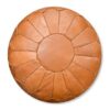 Lederen Pouffe - Sand Brown (XL) Wil je je huis nog gezelliger maken of het een mooie boho -sfeer geven? Dan zijn onze handgemaakte poefs perfect voor jou! Het lederen poefs sky blauw (XL) wordt vaak gebruikt als decoratie, maar is ook ideaal als een voetenbank of als een extra stoel voor kinderen. Multifunctioneel! De Poefs wordt meestal gebruikt in de woonkamer, slaapkamer of in een kinderkamer. We hebben een kleurrijk assortiment dat past bij elke ruimte in uw huis.  Onze poefs zijn handgemaakt van hoogwaardig echt leer en gemaakt met liefde door een coöperatie van ambachtslieden. Individuele stukken leer worden met de hand aan elkaar genaaid. De lederen poefs wordt vervolgens zonnebaden en geolied om de mooie gebruinde kleur te krijgen, of met de hand geverfd naar een op maat gemaakt kleurenpalet met natuurlijke plantaardige materialen. Ze worden volledig met de hand van begin tot eind gemaakt, met dezelfde traditionele technieken die tientallen jaren duren. Houd er rekening mee dat natuurlijke kleurvariaties, rimpels en vouwen deel uitmaken van de unieke kenmerken van leer en alleen schoonheid en karakter toevoegen.  CASA & VIVENTES kleuren: Beige, Bruin, Blauw, Bruin Materialen: Leer merk: Poufs & Pillows