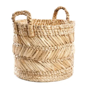De bananenzigzagmand - M mand Deze mand is werkelijk een eyecatcher! De natuurlijke tinten zijn gemaakt van gedroogde bananenbladeren en geven warmte aan je woonruimte en maken deze mand perfect om tijdschriften in te presenteren of speelgoed in op te bergen. Het zigzagpatroon is ongebruikelijk en aantrekkelijk, waardoor dit een uniek product is. Er zijn twee maten beschikbaar. CASA & VIVENTES De bananenzigzagmand - M mand Breedte: 35cm Hoogte: 34cm Lengte: 35cm Gewicht: 1350g merk: Bazar Bizar Living