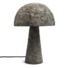 De betonnen paddestoeltafellamp Voeg een industrieel-chique aanraking toe aan uw ruimte met de betonnen paddestoeltafellamp. Met een uniek paddestoelvormig ontwerp is deze lamp gemaakt van beton, waardoor het een moderne en minimalistische aantrekkingskracht heeft. De soepele afwerking en natuurlijke textuur van het beton creëren een statement -stuk dat een aanvulling vormt op hedendaagse en stedelijke interieurs. Perfect voor uw nachtkastje, bureau of woonkamer, de zachte gloed van de lamp brengt warmte en ambiance, terwijl de stevige constructie zorgt voor duurzaamheid en stijl. CASA & VIVENTES De betonnen paddestoeltafellamp Breedte: 24cm Hoogte: 37cm Lengte: 24cm Gewicht: 2600g Materialen: Beton merk: Bazar Bizar Living