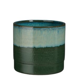Olof Bloempot H20 x Ø22 cm Terracotta Donkergroen Geef je plant een ereplaats met deze Olof bloempot . De ronde pot is gemaakt van terracotta en heeft een warme, donkergroene kleur. De finish is een reactieve glazuur waardoor elke pot verschillend kan reageren. Hierdoor krijg je een unieke bloempot, prachtig! Op zoek naar een andere kleur of maat? De Olof bloempot is verkrijgbaar in verschillende kleuren en maten. Deze donkergroene bloempot voor binnen en is H20 x Ø22 cm. Ook leuk om te combineren met meerdere potten uit de Olof collectie. Voor stijlvol geheel. Omdat dit een handgemaakt product is, kan de kleur, maat of vorm bij ieder item iets afwijken. Daarnaast zijn terracotta potten poreus en nooit 100% waterdicht. Wij raden daarom aan een schotel of plastic binnenpot te gebruiken. Casa & Viventes Breedte: 22cm Hoogte: 20cm Lengte: 22cm Diameter: 22cm Gewicht: 2250g kleuren: Groen, Groen Materialen: Terracotta, Terracotta merk: Mica Decorations