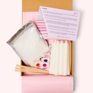 DIY Box Dip Dye kaarsen: Pasteleditie Nu kun je eindelijk zelf thuis onze Dip Dye-kaarsen ontwerpen met ons Doe-het-zelf-pakket, dat bijna alles bevat wat je nodig hebt voor het dompelen van kaarsen! Je vindt in je doos: 12 kaarsen van elk 180x22 mm 500 g waspastilles om te smelten om te dompelen 6 kleuren: Pastel Editie: paars, oranje, bruin, wit, rood, roze Stokjes om te roeren Handleiding in het Duits en Engels Wat je ook nodig hebt: Oud glazen zoals b.v. B. Jam- of smoothiepotten waarin je de was verwarmt Een pot en water Goed humeur om je leven in kleur te dopen! Met liefde ontworpen en gemonteerd in München. Aantal 1 = DIY-doos met 12 kaarsen Kleuren: Paars, Oranje, Bruin, Wit, Rood, Roze Brandtijd: ca. 6 uur per kaars. Zorg er altijd voor dat u kaarsen nooit onbeheerd laat branden!  CASA & VIVENTES DIY Box Dip Dye kaarsen: Pasteleditie Materialen: Was merk: by Vivi.