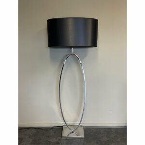 XL Ringlamp Chroom De XL Ringlamp - Chroom Het model is ca. 149cm met kap. De lamp wordt geleverd met een satijn zwarte kap.De afmeting van de lamp vind je onderin: Lengte 126cm Breedte 36cm Hoogte 149cm Voor deze lamp zijn lampen met een E27-fitting geschikt. Maak je lamp compleet door de bijbehorende lampjes te bestellen.  Casa & Viventes kleuren: Zwart Materialen: Staal, Glas, Hout, Metaal merk: Luxury Living B.V.