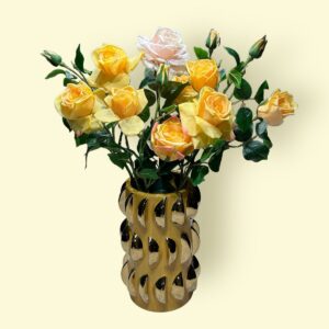 Tafelblad gele vaas(cv11654-10geel) De Vases beschikt over uniek ontworpen moderne vazen. Productcategorie: Tafelvaas Vorm: Cilindrisch Kleur: bordeauxrood lichaam met gouden vergulde decoratie Primair materiaal: handgegoten porselein Functies: - Unieke weergavemogelijkheden -Elk stuk is handgemaakt en weerspiegelt de schoonheid van vakmanschap - Opvallende bordeauxrode afwerking met contrasterende goudvergulde versieringen - Verpakt in één kartonnen doos, geen montage vereist - Je hebt ook de mogelijkheid om hem te combineren met onze tactiele kunstlichtgele rozenstelen, of bloemen in verschillende kleuren, waardoor een strakke, verfijnde en luxueuze uitstraling ontstaat Casa & Viventes Breedte: 18cm Hoogte: 27.5cm Lengte: 18cm Diameter: 12cm Gewicht: 1100g kleuren: Geel, Goud, Geel Materialen: Keramiek, Glas, Massief goud, Karton merk: QMF Trading