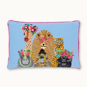 Kussenhoes wilde dieren blauw Onze meest populaire schatten bij door Vivi: Cushion -covers uit India! De uitgebreide ontwerpen zijn mechanisch geborduurd in een pure damesfabriek. De juiste sierrand geeft hen dat zeker iets. 100% katoen 60x40 cm. Alleen droog reinigen. Kussenhoes zonder vulling. We bieden ook de kussenhoes aan met vulling.  Casa & Viventes Materialen: Katoen merk: by Vivi.