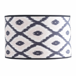 Lampenkap - Kelim Print - Polyester - Zwart/Wit - 26x30x23cm LET'S BE SHADY - Een mooie lampenkap is de finishing touch voor iedere tafellamp. Deze lampenkap met de kelim look is op dit moment erg populair en zorgt voor een feestje in jouw interieur! Belangrijke kenmerken: - Gemaakt van polyester - Lamp is niet inbegrepen - Afmeting: 26x30x23cmStylingtip: Koop meer van onze mooie lampenkappen, zodat je zo nu en dan kunt wisselen. Casa & Viventes kleuren: Zwart, Wit Materialen: Polyester merk: Housevitamin