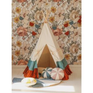 Tipi "Circus" met ruches en bruin-beige mat Comfortabel, casual, relaxed. Je kleine avonturier kan urenlang de wereld verkennen en spelen, maar bij terugkomst heeft hij of zij een plek nodig om uit te rusten, te eten en plannen te maken voor verdere avonturen. Een tipi betekent letterlijk een woning, en is een woord dat wordt gebruikt door de Sioux, de inheemse bevolking van de Great Plains. Het is een ruimte voor allerlei soorten plezier. Als het spelen klaar is, kun je de tipi weer in de hoes inpakken en bijvoorbeeld in de hoek van de kamer opbergen. Opgevouwen neemt hij niet veel ruimte in beslag en dankzij de hoes neem je hem gemakkelijk mee naar buiten. Binnenin zit een vakje waarin kinderen hun speelgoed, boeken en andere schatten kunnen verstoppen. Een comfortabele mat maakt deel uit van de inventaris van elke avonturier; Ook is hij handig tijdens lange gesprekjes in tipi's, en als bootje bij het oversteken van rivieren :-) De mat doet dienst als heerlijk comfortabel vloerkleed in een kinderkamer en kan dienen als aanvulling op een tent, overkapping of wanddecoratie. Het kan ook in de tuin of bij een picknick worden gebruikt. En het beste is om er al vanaf jonge leeftijd op te rollen en met speelgoed te spelen! :-)  De tent met franjes is robuust gemaakt van dik crèmekleurig katoen en linnen caramel en blauwe franjes. Het maakt deel uit van de levendige collectie met circusthema, speciaal gemaakt om elke kinderkamer of slaapkamer te verlevendigen. Dankzij de vijfwandige structuur is de tent stabiel als hij wordt opgezet. De palen zijn afgerond en in tunnels geplaatst die aan de onderkant aan elkaar zijn genaaid. De set wordt aangevuld met een dubbelzijdige, gewatteerde mat, die een vleugje fantasie, gezelligheid en unieke charme toevoegt aan elk interieur. De tipi is gemaakt van natuurlijke materialen: 100% katoen en 100% linnen stoffen en grenen palen. De duurzame mat is gemaakt van hoogwaardig linnen en katoen. De set bestaat uit een speeltent, mat, stokken en een katoenen hoes. Vul het gerust aan met onze prachtige decoraties en accessoires. De mat is dubbelzijdig, gevuld met dikke isolatievoering. Stof: 100% katoen, 100% linnen OEKO-TEX® gecertificeerd. Gewicht stof: 260. Wastemperatuur: tot 30°C. Grenenpalen: 180 cm. Hoogte opgebouwd: 170 cm. Diameter voet: 120/130 cm. Diameter mat: 120 cm +- 3 cm; matstof: 100% katoen en 100% linnen stoffen OEKO-TEX® gecertificeerd. Materialen: Katoen, Linnen, Katoen, Linnen CASA & VIVENTES Tipi "Circus" met ruches en bruin-beige mat merk: Moi Mili