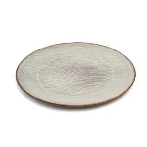Het Peniche Dinerbord  Zet uw tafel met het Peniche -bord, een perfecte balans tussen elegantie en ontspannen kustcharme. Geïnspireerd door de serene kusten van de peniche van Portugal, is dit bord ideaal voor het serveren van alles, van verse zeevruchten tot klassieke familiediners. Combineer het met de bijpassende Peniche -collectie om een samenhangende, stijlvolle look te creëren die indruk maakt op uw gasten bij elke maaltijd. Dit handgemaakte servies kan aanzienlijk variëren in kleur - van grijs wit met tinten bruin. Deze variaties zijn geen fabricage van defecten, maar unieke kenmerken van het materiaal en het vakmanschap. Casa & Viventes Breedte: 28cm Hoogte: 2cm Lengte: 28cm Gewicht: 3440g Materialen: Keramiek merk: Bazar Bizar Living