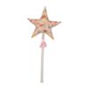 Wand "Spring Garden" Girl's Flower Een charmante en magische toverstok gemaakt voor kinderen die graag spelen en dromen. Gemaakt van zacht katoen en sprankelende pailletten, het is de perfecte toevoeging voor fantasierijk spel, kostuums of fotoshoots. De toverstok heeft een stevige houten stok met een zorgvuldig genaaide ster aan de bovenkant, versierd met delicaat kant of lint. Afmetingen: Wandhoogte: 35 cm Materiaal: 100% katoen gecertificeerd door OEKO-TEX® ** Zorg:  Wastemperatuur: tot 30 ° C De toverstok is een origineel product handgemaakt, onderscheiden door de hoogste kwaliteit en vakmanschap. Het is een geweldig cadeau voor een kind dat zich als een echte fee of tovenaar wil voelen. Leuk om te combineren met de Magic Crown om de set te voltooien en de verbeelding van uw kind verder te verrijken! CASA & VIVENTES Wand "Spring Garden" Girl's Flower merk: Moi Mili