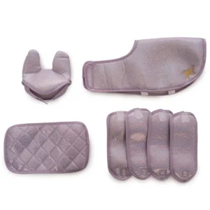 Accessoires voor knuffelpony 30cm, lila Geef je kleine paard een vleugje elegantie met onze luxe accessoireset in lila glitterstof ! Deze set is de ultieme keuze om een ​​luxe gevoel toe te voegen aan de garderobe van je paard. Met deze set kan je paard zich echt onderscheiden van de massa. De prachtige deken is niet alleen stijlvol, maar ook praktisch en biedt bescherming en comfort aan je kleine paard. Het zachte zadeldek zorgt ervoor dat je paard zich comfortabel en ontspannen voelt, waar je ook gaat. De vier stijlvolle laarzen bieden niet alleen extra flair, maar ook bescherming en ondersteuning voor de benen van je paard, zodat hij vrij en veilig kan bewegen. De set is ontworpen om perfect te passen bij onze 30 cm paarden - Lucky, Pixie en Daisy. Of je nu op avontuur gaat in de tuin, op de speelplaats of poseert voor fantasierijke foto's, deze accessoireset voegt een beetje extra plezier toe aan de speeltijd van je paard. Laat je kleine paard dus stralen met onze luxe lila glitter accessoireset. Laat je fantasie de vrije loop en creëer onvergetelijke avonturen met je geliefde metgezel. Accessoires voor knuffelpony 30cm, lila CASA & VIVENTES Adviesleeftijd 3+ merk: ByASTRUP