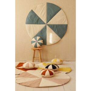 Ronde Patchwork Mat "Blue Candy" Al het plezier, de circusstunts en het harde lachen kunnen ervoor zorgen dat je soms duizelig wordt! Een comfortabele mat maakt deel uit van de inventaris van elke avonturier; Ook handig tijdens lange gesprekjes in tipi's, en handig als bootje bij het oversteken van rivieren.  De mat doet dienst als heerlijk comfortabel vloerkleed in een kinder kamer en kan dienen als aanvulling op een tent, overkapping of wanddecoratie. Ook kan hij vanaf jonge leeftijd worden gebruikt om in de tuin te spelen of bij een picknick. Deze circus-geïnspireerde ronde mat van linnen en katoen is stevig genaaid uit stukken linnen en beige en blauw natuurlijk dik katoen. Perfect voor de speelkamer of slaapkamer van een ouder kind. Duurzaam, dubbelzijdig, gevuld met dikke isolatievoering. Stof: 100% linnen en 100% katoen, beide OEKO-TEX® gecertificeerd. Wastemperatuur: tot 30°C. Afmeting: 120x120 cm, dikte: 3 cm. Casa & Viventes Materialen: Katoen, Linnen, Katoen, Linnen merk: Moi Mili