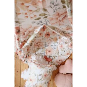 "Flower Power" ronde katoenen mat Op een prachtige, zonovergoten weide vol bloemen verstrijkt de tijd zalig als in een sprookje! Een comfortabele mat maakt deel uit van de inventaris van elke avonturier; hij is ook handig tijdens lange gesprekjes in tipi's, en komt goed van pas als boot bij het oversteken van rivieren. De gewatteerde mat doet dienst als heerlijk comfortabel vloerkleed in een kinder kamer en kan dienen als aanvulling op een tent, overkapping of wanddecoratie . Het kan ook in de tuin of bij een picknick worden gebruikt. En het beste is om er al vanaf jonge leeftijd op te rollen en met speelgoed te spelen! De mat maakt deel uit van de collectie, beschilderd met aquarellen. Het beschikt over sappige, bloemmotieven. Laat de fantastische kleuren van onze bloemige composities je ogen verwennen. Onze collectie bevat ook kussens en slingers. De zachte katoenen gewatteerde mat is perfect als klein kleedje bij het kinderbedje, als speelkleed voor de baby of als onderdeel van de tipi-set. Duurzaam, dubbelzijdig, gevuld met dikke isolatievoering. Stof: 100% OEKO-TEX® gecertificeerd katoen. Wastemperatuur: tot 30°C. Afmeting: 120x120 cm +- 3 cm, dikte: 3 cm. Casa & Viventes Gewicht: 500g Materialen: Katoen, Katoen merk: Moi Mili