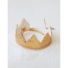 Sprookjeskroon "Gouden pailletten" Er is geen manier om te weten wie uw kleintje vandaag wordt en aan welke fantastische avonturen hij of zij zal deelnemen. Dat is precies waarom je je van tevoren moet voorbereiden op de rollen van koning, en koningin, en draak, en heks, en ridder.om er maar een paar te noemen! Kostuums zijn een must-have voor theaterspelen, verkleedbals, verjaardagsfeestjes en talloze fotoshoots. Er is geen land waar koninginnen, prinsessen en heersers zonder het belangrijkste symbool van macht kunnen: de kroon. Zonder dit is het moeilijk om de majesteit en waardigheid van het ambt te bereiken, en de bevelen die aan koninklijke onderdanen worden gegeven klinken simpelweg minder overtuigend. Gewoon magie! Magie komt niet zomaar! Het is duidelijk voor alle feeën en tovenaars. Voor het uitspreken van magische spreuken is geschikte uitrusting vereist, zoals magische capes, kronen, kappen en toverstokken. Omdat elk land zijn eigen magische regels heeft, moet je op vrijwel alles voorbereid zijn. Combineer de kroon met een geschikte toverstok om krachtigere spreuken uit te spreken! Dubbelzijdige kroon, zorgvuldig gemaakt van hoogwaardig katoen bedekt met pailletten. Omdat hij aan de achterkant vastgebonden is, past hij gemakkelijk op het hoofd van zowel een peuter als een ouder. Katoenen stof met pailletten. Stof: pailletten en 100% OEKO-TEX® gecertificeerd katoen. Wastemperatuur: tot 30°C. Kroonlengte exclusief lint : 43 cm; hoogte: 7,5 cm. Casa & Viventes Gewicht: 100g kleuren: Goud Materialen: Katoen, Plastic, Massief goud, Katoen merk: Moi Mili
