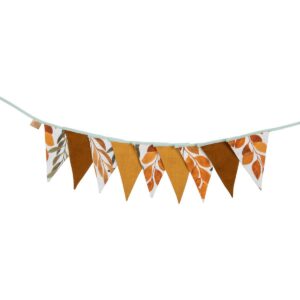 Slinger ‘Forest Friends’ Op een prachtige, zonovergoten weide vol kleurrijke bloemen verstrijkt de tijd zalig als in een sprookje! Ondertussen benadrukken slingers in elk paleis en elke koninklijke kamer de pracht van de kleine prins of prinses en de kleine ridder of fee. Hetzelfde geldt voor zomerresidenties en tijdelijke tenten in de tuin! Slingers zijn een sieraad voor elk interieur. Je kunt ze gebruiken als onderdeel van het decorontwerp voor een poppenkast, een verjaardagsfeestje of een carnavalsbal. Ze kunnen de kamer van een kind in een magisch koninkrijk veranderen, een speelafspraakje rocken, een sprookjesachtige sfeer creëren voor het lezen van een boek voor het slapengaan. Slingers zijn een prachtige aanvulling op een overkapping, tipi, wieg, wanddecoratie of raam. ONDERDEEL VAN DE WILDFLOWERS COLLECTIE Een bij vertelt je een verhaal of twee, terwijl grassen, klaprozen en korenbloemen je in slaap sussen in een zoet dutje vol kleuren. En als er een hinde voorbij komt in het ritselende gras, besef je dat de natuur je mooiste thuis is! Prachtig, nietwaar? Combineer de slingers met baldakijnen en kussens! De slinger is zorgvuldig gemaakt van katoenen wimpels, aan een band genaaid. Stof: 100% linnen en 100% katoen, beide OEKO-TEX® gecertificeerd. Lengte slinger: 2,2 m. Gewicht: 100g Materialen: Katoen, Linnen, Gras CASA & VIVENTES Slinger ‘Forest Friends’ merk: Moi Mili