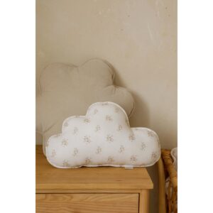 Mousseline wolkenkussen "Boho Flowers" Mousseline wolkenkussen "Boho Flowers" Ideaal voor slaapkamers en kinderkamers. Gemaakt van hoogwaardige mousseline stof, garandeert het duurzaamheid en een mooie uitstraling. Het decoratieve  kussen biedt comfort, zachtheid en is een perfecte aanvulling op elk interieur. Ze staan ​​prachtig op een fauteuil, op een bed en als aanvulling op onze tipi-set. Kinderen zijn er dol op! Het spelen en spelen kan uren duren en je weet nooit waar het avontuur je naartoe brengt! Maar als je even wilt uitrusten of een dutje wilt doen, kun je het beste een zacht, knus kussen knuffelen... Sierkussens zijn mooi, zeer comfortabel en praktisch. Ze vormen een mooie decoratie van de kinderkamer, maken het uiterst gezellig en creëren perfecte omstandigheden voor dutjes en uiteraard spelen! Maak je eigen kussencomposities van de beschikbare patronen! Mousseline wolkkussen "Boho Flowers" Kussen in de vorm van een wolk, stevig gemaakt en genaaid van hoogwaardige bloemenmousseline. Zacht om aan te raken, voor de slaapkamer en de woonkamer. Gevuld met hoogwaardige anti-allergische siliconenvezelbolletjes. Je kunt hem veilig wassen in de wasmachine, de vulling blijft luchtig en elastisch. De belangrijkste kenmerken van het mousseline wolkenkussen "Boho Flowers": ideaal voor de babykamer gemaakt van hoogwaardige mousseline stof biedt comfort en zachtheid ideaal als verjaardagscadeau, voor een babyshower Kenmerken van het mousseline wolkenkussen "Boho Flowers": anti-allergene vulstof: 100% katoen afmetingen: 39 cm x 28 cm wastemperatuur: tot 30°C Casa & Viventes                                                                                                                                                                      merk: Moi Mili