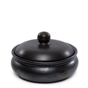 The Burned Curry pot - Zwart Als je met familie of vrienden dineert, is niets fijner dan een mooi gedekte tafel met mooi gekozen servies. Wij houden van het unieke design van deze gebrande currypot met deksel. Casa & Viventes Breedte: 24cm Hoogte: 15cm Lengte: 24cm Gewicht: 3000g kleuren: Zwart Materialen: Terracotta merk: Bazar Bizar Living