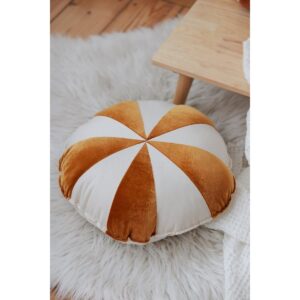 Patchworkkussen 'Gold Candy' Als je even wilt uitrusten of een dutje wilt doen, kun je dat het beste op een zacht, knus kussen doen... Sierkussens zijn mooi, zeer comfortabel en praktisch. Ze vormen een mooie decoratie van de kinderkamer, maken het uiterst gezellig en creëren perfecte omstandigheden voor dutjes en uiteraard spelen! Het kussen maakt deel uit van onze collectie, die gemakkelijk de magie tot stand brengt in een gezellige kinderkamer vol decoraties, snoepjes en cadeautjes. Dit is de zoetste collectie, geïnspireerd op traditionele decoratieve snoepjes voor elke dag. Maak uw eigen kussencomposities van de beschikbare patronen! Dit patchwork velourskussen in snoepvorm is stevig genaaid van hoogwaardig goudkleurig velours en dik natuurlijk beige katoen. Gevuld met hoogwaardige anti-allergische siliconenvezelbolletjes. Je kunt hem veilig wassen in de wasmachine, de vulling blijft luchtig en elastisch. Stof: 100% velours (polyester) en 100% katoen, beide OEKO-TEX® gecertificeerd. Afmetingen: 39 cm x 39 cm. Wastemperatuur: tot 30°C. Casa & Viventes                                                                                                                                                                    kleuren: Bruin, Oranje, Wit, Beige Materialen: Fluweel, Katoen, Polyester, Massief goud merk: Moi Mili