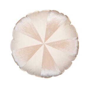 Patchworkkussen 'Cream Candy' De sierkussens zijn mooi, zeer comfortabel en praktisch. Ze vormen een mooie decoratie van de kinderkamer, maken het uiterst gezellig en creëren perfecte omstandigheden voor dutjes en – uiteraard – spelen! Dit patchwork snoepvormige velourskussen is stevig genaaid van hoogwaardig velours en dik natuurlijk beige katoen. Gevuld met hoogwaardige anti-allergische siliconenvezelbolletjes. Je kunt hem veilig wassen in de wasmachine, de vulling blijft luchtig en elastisch. Stof: 100% velours (polyester) en 100% katoen, beide OEKO-TEX® gecertificeerd. Afmetingen: 39 cm x 39 cm. Wastemperatuur: tot 30°C. Gewicht: 500g kleuren: Beige, Beige Materialen: Fluweel, Katoen, Katoen, Polyester CASA & VIVENTES Patchworkkussen 'Cream Candy' merk: Moi Mili