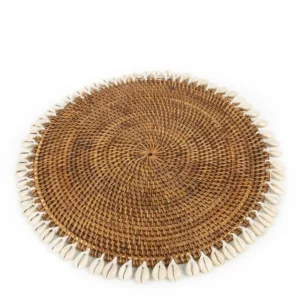 The Colonial Shell Placemat - Natuurlijk bruin Haal de Island-stijl in huis met deze prachtige handgeweven Rotan Shell-placemat. Omgeven door kauri-schelpen, past deze placemat bij elke tafelsetting en voegt hij een tropisch tintje toe en geeft je huis dat onweerstaanbare eilandgevoel. Casa & Viventes Breedte: 40cm Hoogte: 1cm Lengte: 40cm Gewicht: 400g merk: Bazar Bizar Living