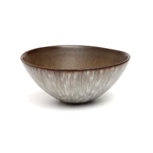 De Peniche ontbijtgranenkom Geniet van je ochtendroutine met de Peniche -graankom, een perfecte mix van eenvoud en stijl. Geïnspireerd door de rustige schoonheid van de Peniche -kustlijn van Portugal, is deze kom ideaal voor alles, van je favoriete granen tot fruit, soepen of snacks. Combineer het met de bijpassende Peniche -collectie om een ​​samenhangende, stijlvolle tafelinstelling te creëren die uw dagelijkse eetervaring zal verheffen. Dit handgemaakte servies kan aanzienlijk variëren in kleur - van grijs wit met tinten bruin. Deze variaties zijn geen fabricage van defecten, maar unieke kenmerken van het materiaal en het vakmanschap. Casa & Viventes Breedte: 16cm Hoogte: 6.5cm Lengte: 16cm Gewicht: 3954g Materialen: Keramiek merk: Bazar Bizar Living