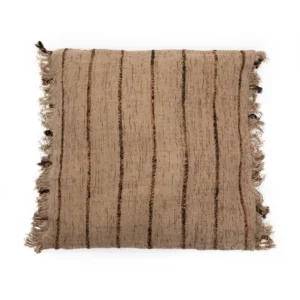 The Oh My Gee Kussenhoes Beige Zwart 60x60 Dit katoenen kussen voegt een prachtig textuurelement toe aan uw stoffering. Een onmisbaar stuk om een ​​boho-sfeer toe te voegen aan je woonkamer, slaapkamer of zelfs in de tuin of overdekt terras. Eindeloze mogelijkheden om jouw persoonlijke stijl te creëren. Binnenkussen niet inbegrepen! Dit unieke textielproduct is met de hand geproduceerd en geverfd, waardoor elk afzonderlijk item een ​​eigen persoonlijkheid krijgt waarbij kleine kleurvariaties niet als een defect maar als een onderscheidend karakter van het product moeten worden beschouwd. Casa & Viventes Breedte: 60cm Hoogte: 10cm Lengte: 60cm Gewicht: 1800g Materialen: Katoen merk: Bazar Bizar Living
