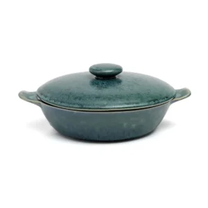 De Aqua Stoofpot Breng een scheutje kleur en charme naar uw keuken met de aqua stoofpot! Perfect voor langzaam gekookte stoofschotels, soepen en stevige maaltijden met één pot, deze pot is ontworpen om zowel stijl als functionaliteit te leveren. Onderdeel van de prachtige Aqua-collectie, combineert het prachtig met de bijpassende stukken om een gecoördineerde, opvallende tafelinstelling te creëren. Dit handgemaakte servies kan aanzienlijk variëren in kleur en verschillende tinten blauw. Deze variaties zijn geen fabricage van defecten, maar unieke kenmerken van het materiaal en het vakmanschap. Casa & Viventes Breedte: 25cm Hoogte: 8.5cm Lengte: 25cm Gewicht: 4800g kleuren: Blauw Materialen: Keramiek merk: Bazar Bizar Living