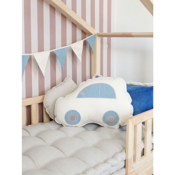 Decoratief autokussen "Jeans" Sierkussen auto "Jeans" Een prachtige aanwinst voor de kinderkamer. Het kussen is gemaakt van zacht en aangenaam aanvoelend materiaal, ideaal om op te rollen en te spelen. Het voegt charme en kleur toe aan het interieur van een kinder kamer. Welkom in dromenland met de Dreams on Wheels-collectie! We weten dat kinderen graag reizen en dromen van avonturen. We hebben voor hen een unieke serie gemaakt met kussens en matten in de vorm van schattige auto's, waarmee ze een fascinerende reis kunnen maken zonder hun kamer te verlaten. Onze producten zijn niet alleen een decoratief element, maar ook uitstekende hulpmiddelen voor creatief spel en het ontwikkelen van de verbeelding. Geef uw kind de kans op onvergetelijke avonturen met de Dreams on Wheels collectie en tover de kamer van uw kind in een land vol avontuur. Op zoek naar een uniek kussen voor de kamer van uw kind ? Ons kussen in de vorm van een auto is gemaakt van materialen van de hoogste kwaliteit: linnen en katoen, wat duurzaamheid garandeert. Elk kussen bevat met de hand geborduurde elementen, wat elk stuk uniek maakt. Wij zorgen voor de details, zodat elk kussen mooi gemaakt is en de aandacht trekt met zijn unieke ontwerp. Sierkussen auto "Jeans" Zal de perfecte aanvulling zijn op de kinderkamer. Met zijn unieke vorm en esthetisch ontwerp wordt dit kussen het favoriete speelgoed en slaapgenootje van uw kind. Belangrijkste kenmerken van de sierkussenauto "Jeans": unieke vorm van de auto Gemaakt van hoogwaardig linnen en katoen, handgeborduurde elementen, waardoor elk stuk uniek is, mooie afwerking en uniek design, de perfecte decoratie voor de kinderkamer, het perfecte cadeau voor verjaardagen en babyshowers Kenmerken van de sierkussenwagen "Jeans": materiaal: 100% katoen anti-allergene vulling afmetingen: 55cm x 40cm wastemperatuur: tot 30°C Casa & Viventes Materialen: Katoen, Linnen merk: Moi M