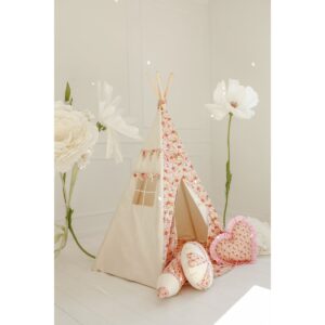 Tipi en mat set "Spring Garden" De perfecte set voor kleine ontdekkingsreizigers! De  "Spring Garden" Tipee is een ruimte waar uw kind kan genieten van het spel, ontspanning en toekomstige avonturen. Je kleine avonturier kan lange uren doorbrengen met het verkennen van de wereld en het spelen, maar bij terugkeer hebben ze een plek nodig om te rusten, te eten en hun volgende escapades te plannen. Het woord "TEEPEE"  betekent thuis en komt uit de Sioux taal, de inheemse bevolking van de grote vlaktes. Het is een  ruimte vol creativiteit, vreugde en magie uit de kindertijd. Na de speeltijd kan de tipi gemakkelijk worden opgevouwen en opgeslagen in de katoenomslag, waardoor het handig is om het te nemen buiten. Het neemt niet veel ruimte in beslag als het wordt gevouwen en de hoes maakt het gemakkelijk om mee te nemen. Binnen is er een zak voor schatten de perfecte plek voor speelgoed, boeken en andere kleine items. De neutrale witte kleur van de tipi past in elk interieur.  Het is ook geweldig voor gebruik in de tuin of bij een picknick.  En het beste deel? Je kunt erop rollen en vanaf jonge leeftijd spelen met speelgoed! De "Spring Garden" -collectie vertelt het verhaal van de natuur wakker, bloeiende weiden, geurige bloemen en de vreugde van de lente. Tegen de achtergrond van Pastel Flowers, een Fairytale sfeer ontvouwt zich, waar kinderen hun eigen avonturen kunnen creëren, gevuld met kleuren, natuur en dromen. Dankzij de structuur van vijf muren is de tipi uitzonderlijk stabiel en duurzaam. . De dennenpalen zijn afgerond en geplaatst in genaaide tunnels, waardoor veiligheid en stevigheid worden gewaarborgd. De  gewatteerde mat voegt een vleugje gezelligheid en fantasie toe, waardoor een unieke charme in elk interieur wordt gecreëerd.  Natuurlijke materialen Veiligheid en duurzaamheid TEEPEE: Gemaakt van 100% OEKO-TEX® gecertificeerde katoen en Pine Poles. Set omvat: play tent  Pine Poles  Mat  katoenbedekking. Ronde mat diameter: ** 120 cm ± 3 cm --- zich ontvouwen Casa & Viventes Tipi en mat set "Spring Garden" merk: Moi Mili Waarschuwing Tipi tent Let op! De speeltent moet altijd door een volwassene in elkaar gezet worden, vanwege de kleine onderdelen en de noodzaak om het touw goed vast te maken om verstikkings- of verstrengelingsgevaar te voorkomen. Ook dit de tent door een volwassen uitgevouwen te worden omdat er kleine onderdelen aanwezig kunnen zijn zoals. Hou altijd toezicht tijdens het gebruik. Deze speeltent is niet geschikt voor kinderen jonger dan 3 jaar. Attention! The play tent must always be assembled by an adult, due to small parts and the need to securely fasten the string to prevent strangulation or entanglement hazards. The tent should also be unfolded by an adult, as small parts may be present. Always supervise children during use. This play tent is not suitable for children under the age of 3 years.