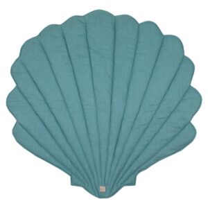 "Oog van de zee" linnen schelpmat Comfortabel, casual, relaxed. Een comfortabele mat maakt deel uit van de inventaris van elke avonturier; hij is ook handig tijdens lange gesprekjes in tipi's, en komt goed van pas als boot bij het oversteken van rivieren. De schelpmat doet dienst als heerlijk comfortabel vloerkleed in een kinder kamer en kan dienen als aanvulling op een tent, overkapping of wanddecoratie . Ook kan hij vanaf jonge leeftijd worden gebruikt om in de tuin te spelen of bij een picknick. Boho is een artistieke bohemienstijl die zich laat leiden door comfort, zomer en vrijheid. Je vindt hier en daar wat  verwijzingen, een aantal bloemen waar mogelijk, en natuurlijkheid een knipoog naar Moeder Natuur. In de collectie vindt u ook kussens en slingers. De schelpvormige mat, stevig genaaid van katoen in de kleuren blauw en beige. Het werkt perfect als klein vloerkleed bij het kinderbedje, als speelkleed voor de baby op de grond of in de tuin. Duurzaam, dubbelzijdig, gevuld met dikke isolatievoering. Stof: 100% natuurlijk linnen, 100% katoen, beide OEKO-TEX® gecertificeerd. Wastemperatuur: tot 30°C. Afmeting: 115x110 cm +- 3 cm, dikte: 3 cm. Casa & Viventes Materialen: Katoen, Linnen, Schelp merk: Moi Mili