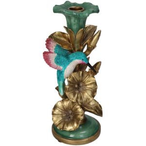 Kaarshouder - Kolibrie ↑ 26 cm Breng levendigheid in huis met de Hummingbird kandelaar van 26 cm. Het gedetailleerde ontwerp en de levendige uitstraling maken hem tot een boeiende toevoeging aan elke kamer. Afmeting: 11x11x26 cm CASA & VIVENTES Kaarshouder - Kolibrie ↑ 26 cm Hoogte: 26cm Gewicht: 250g kleuren: Groen, Goud Materialen: Massief goud merk: Trendhero B.V.