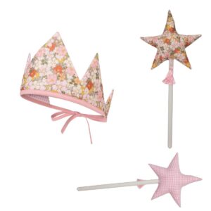 Crown and Wand Magic Set "Green Garden" De Spring Collection, houdt je kind ervan om zich aan te kleden en te dromen om een ​​fee, prinses of zelfs een koningin te worden? We hebben de perfecte set om hun verbeelding tot leven te laten komen. Deze betoverende set maakt deel uit de collectie met delicate bloemenpatronen. Geïnspireerd door Blooming Gardens en de magie van de lente, omvat deze set een prachtig vervaardigde katoenen kroon en een bijpassende toverstok, waardoor het perfect is voor kostuumparty's, fantasierijk spel of een charmante fotoshoot. De kroon is gemaakt van 100% hoogwaardig katoen, versierd met een bloemenmotief uit onze Spring Flowers & Green Garden Collection. Het is omkeerbaar en heeft een bandjes aan de achterkant, waardoor een comfortabele pasvorm voor zowel peuters als ouders zorgt. De toverstok is gemaakt van hetzelfde zachte katoen, veilig genaaid op een stevige dennenstok. De ster is subtiel versierd met katoenen kant of lint en voegt een extra vleugje charme toe. Wandhoogte: 35 cm kroonlengte zonder banden: 40 cm stof: 100% katoen gecertificeerd door OEKO-TEX® Wastemperatuur: tot 30 ° C De producten zijn originele ontwerpen, zorgvuldig vervaardigd voor de hoogste duurzaamheid en kwaliteit. Handgemaakt, ze onderscheiden zich van vergelijkbare producten die online beschikbaar zijn, waardoor langdurige schoonheid en vakmanschap zorgen. CASA & VIVENTES Crown and Wand Magic Set "Green Garden" merk: Moi Mili