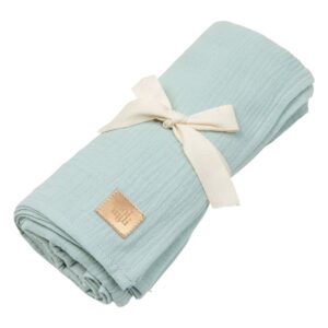 Mousseline baby swaddle deken "Mint" Eindelijk is er een babyzachte mousseline babyuitzet gemaakt! Baby-inbakerdoekjes verwarmen uw baby zacht terwijl hij droomt in een babybedje, wieg of kinderwagen. De inbakerdoek is gemaakt van luchtige, absorberende, zeer lichte katoenen mousseline. De zachtheid en delicatesse maken het veilig voor zowel de gevoelige als de allergiegevoelige huid. U kunt het gebruiken om uw baby in te wikkelen en te bedekken. Inbakerdeken kan perfect dienen als laken en zelfs als handdoek in de zomer. We raden u aan om het samen te stellen met andere elementen van de babyuitzet van dezelfde stof: mousseline luierdoeken en mousseline overtrekset. De kleuren verwijzen naar onze luifels die gebruikt kunnen worden om het kinderbedje af te dekken. 100% mousseline katoen. Afmeting: 100 x 100 cm. Leuk omdat wij er dol op zijn! Casa & Viventes Gewicht: 800g Materialen: Katoen, Katoen merk: Moi Mili