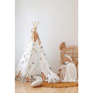 Tipi en mat set "Forest Friends" Je kleine avonturier kan urenlang de wereld verkennen en spelen, maar bij terugkomst heeft hij of zij een plek nodig om uit te rusten, te eten en plannen te maken voor verdere avonturen. Een tipi betekent letterlijk een woning, en is een woord dat wordt gebruikt door de Sioux, de inheemse bevolking van de Great Plains. Het is een ruimte voor allerlei soorten plezier. Als het spelen klaar is, kun je de tipi weer in de hoes inpakken en bijvoorbeeld in de hoek van de kamer opbergen. Opgevouwen neemt hij niet veel ruimte in beslag en dankzij de hoes neem je hem gemakkelijk mee naar buiten. Binnenin zit een vakje waarin kinderen hun speelgoed, boeken en andere schatten kunnen verstoppen. De witte achtergrond van de tipi past in ieder interieur! Een comfortabele mat maakt deel uit van de inventaris van elke avonturier; Ook is hij handig tijdens lange gesprekjes in tipi's, en als bootje bij het oversteken van rivieren :-) De mat doet dienst als heerlijk comfortabel vloerkleed in een peuterkamer en kan dienen als aanvulling op een tent, overkapping of wanddecoratie. Het kan ook in de tuin of bij een picknick worden gebruikt. En het beste is om er al vanaf jonge leeftijd op te rollen en met speelgoed te spelen! :-) ONDERDEEL VAN DE FOREST FRIENDS COLLECTIE, is ontstaan door de liefde voor wandelen in het bos en slapen in een tent in de wildernis. Dankzij de vijfwandige structuur is de tent uit de Forest Friends-collectie stabiel wanneer hij wordt opgezet, de stokken zijn afgerond en geplaatst in aan de onderkant aan elkaar genaaide tunnels. De mat voegt een vleugje fantasie, gezelligheid en unieke charme toe aan elk interieur. De tipi is gemaakt van natuurlijke materialen: 100% katoenen stof en grenen stokken. De duurzame mat is gemaakt van hoogwaardig katoen. De set bestaat uit een speeltent, mat, stokken en een katoenen hoes. Vul het gerust aan met onze prachtige decoraties en accessoires. De mat is dubbelzijdig, gevuld met dikke isolatievoering. Stof: 100% OEKO-TEX® gecertificeerd katoen. Gewicht stof: 260. Wastemperatuur: tot 30°C. Grenenpalen: 180 cm. Hoogte opgebouwd: 170 cm. Diameter voet: 120/130 cm. Diameter ronde mat: 120 cm +- 3 cm; matstof: 100% OEKO-TEX® gecertificeerd katoen. Gewicht: 5000g Materialen: Katoen, Katoen CASA & VIVENTES Tipi en mat set "Forest Friends" merk: Moi Mili