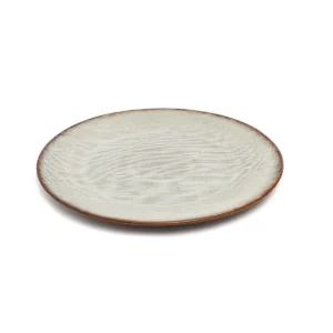 Het Peniche Saladebord Voeg een vleugje elegantie aan de kust aan je tafel toe met het peniche -saladebord. Perfect voor het serveren van knapperige salades, voorgerechten of zelfs desserts, vangt dit bord de serene schoonheid van de Peniche -kustlijn van Portugal met zijn aardse tonen en tijdloos ontwerp. Combineer het met de bijpassende Peniche -collectie voor een samenhangende en chique tafelkast die indruk zal maken bij elke bijeenkomst. Dit handgemaakte servies kan aanzienlijk variëren in kleur - van grijs wit met tinten bruin. Deze variaties zijn geen fabricage van defecten, maar unieke kenmerken van het materiaal en het vakmanschap. Casa & Viventes Breedte: 21.5cm Hoogte: 2cm Lengte: 21.5cm Gewicht: 2820g Materialen: Keramiek merk: Bazar Bizar Living