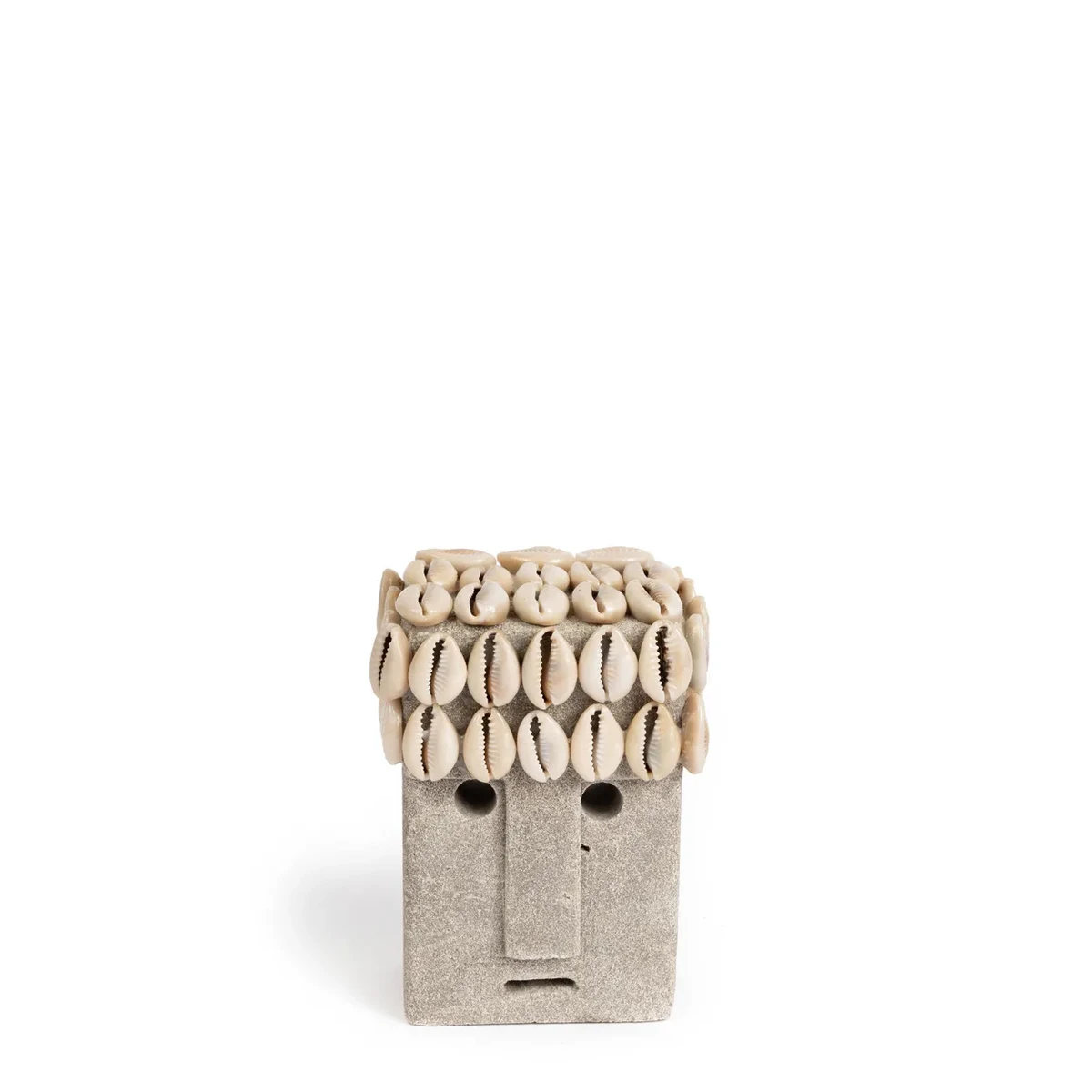 De Sumba-steen Deze eenvoudige stenen beelden komen van het eiland Sumba, Indonesië en zijn met de hand uit zandsteen gesneden door lokale ambachtslieden. In de traditionele dorpen van Sumba worden dit soort beelden binnen en rond de ingang van de hut geplaatst en bieden bescherming en genezing aan de bewoners binnen. Ze maken op zichzelf een prachtig statement of zien er geweldig uit in een cluster om echte impact te creëren. Handgesneden. Elk beeld is uniek. CASA & VIVENTES De Sumba-steen Breedte: 5cm Hoogte: 11cm Lengte: 7cm Gewicht: 540g kleuren: Grijs merk: Bazar Bizar Living