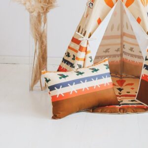 Kussen "Native vibe" Er was eens een mooie prinses die... Boooooring! Mam, we willen avonturen, actie en lange reizen! ONDERDEEL VAN NATIVE VIBE COLLECTION Het spelen onderdeel van een gelukkige jeugd. Wat is spannender voor jonge sensatiezoekers? De verandert de kamer van je kind in een echt fort! De Native Vibes zijn alles wat een Grote Leider zich kan wensen voor zijn dappere stam. Alle items zijn versierd met een print. Eenvoudige geometrie en karakteristieke kleuren roepen het retrogevoel van het ‘oude’ Amerika op, wat ons inspireerde om de collectie te creëren. Een kussen is zorgvuldig gemaakt van hoogwaardig katoen. Gevuld met hoogwaardige anti-allergische siliconenvezelbolletjes. Je kunt hem veilig wassen in de wasmachine, de vulling blijft pluizig en elastisch.Stof: 100% OEKO-TEX® gecertificeerd katoen.Wastemperatuur: tot 30°C.Afmeting: 60 x 40 cm. Gewicht: 500g Materialen: Katoen, Hout, Katoen, Silicone CASA & VIVENTES Kussen "Native vibe" merk: Moi Mili