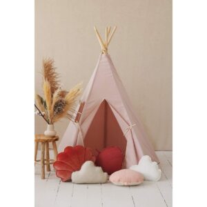 "Roze" Tipi en mat Uw  kleine avonturier kan urenlang de wereld verkennen en spelen, maar bij terugkomst heeft hij of zij een plek nodig om uit te rusten, te eten en plannen te maken voor verdere avonturen. Een tipi betekent letterlijk een woning, en is een woord dat wordt gebruikt door de Sioux, de inheemse bevolking van de Great Plains. Het is een ruimte voor allerlei soorten plezier. En het heeft een raam met een gordijn om de omgeving te bekijken! Als het spelen klaar is, kun je de tipi weer in de hoes inpakken en bijvoorbeeld in de hoek van de kamer opbergen. Opgevouwen neemt hij niet veel ruimte in beslag en dankzij de hoes neem je hem gemakkelijk mee naar buiten. Binnenin zit een vakje waarin kinderen hun speelgoed, boeken en andere schatten kunnen verstoppen. Een comfortabele mat maakt deel uit van de inventaris van elke avonturier; hij is ook handig tijdens lange gesprekjes in tipi's, en komt goed van pas als bootje bij het oversteken van rivieren.  De mat doet dienst als heerlijk comfortabel vloerkleed in een kinder kamer en kan dienen als aanvulling op een tent of overkapping, of als wand decoratie. Het kan ook in de tuin of bij een picknick worden gebruikt. En het beste is om er al vanaf jonge leeftijd op te rollen en met speelgoed te spelen! Dankzij de vijfwandige structuur is de roze tent stabiel wanneer hij wordt opgezet, de palen zijn afgerond en geplaatst in tunnels die aan de onderkant aan elkaar zijn genaaid. De mat voegt een vleugje fantasie, gezelligheid en unieke charme toe aan elk interieur. De tipi is gemaakt van natuurlijke materialen: 100% katoenen stof en grenen stokken. De duurzame mat is gemaakt van hoogwaardig katoen. De set bestaat uit een speeltent, mat, stokken en een katoenen hoes. Vul het gerust aan met onze prachtige decoraties en accessoires. De mat is dubbelzijdig, gevuld met dikke isolatievoering. Stof: 100% OEKO-TEX® gecertificeerd katoen. Gewicht stof: 260. Wastemperatuur: tot 30°C. Grenenpalen: 180 cm. Hoogte opgebouwd: 170 cm. Diameter voet: 120/130 cm. Diameter ronde mat: 120 cm +- 3 cm. Casa & Viventes Materialen: Katoen, Hout, Katoen merk: Moi Mili