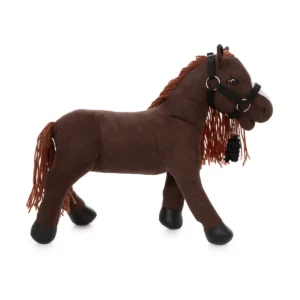 Pixie, bruine knuffelpony 30cm Dompel jezelf onder in een wereld van fantasie en avontuur met deze speelgoedpony, Pixie! Deze prachtig bruine pony van 30 cm is niet zomaar een gewoon speelgoedpony - het is een toegangspoort tot een magisch universum van spel en creativiteit. Met zijn zachte uitdrukking en charmante details zoals de zachte garen manen en staart en stijlvolle PU hoeven, straalt Pixie een authentieke schoonheid uit die de verbeelding en harten van kinderen boeit. Maar het is niet alleen zijn uiterlijk dat Pixie speciaal maakt - zijn verstelbare benen maken verschillende houdingen en uitdrukkingen mogelijk, waardoor kinderen nog meer mogelijkheden krijgen om te ontdekken en te creëren in hun spel. Uitgerust met het meegeleverde zwarte nylon halster, is het gemakkelijk om Pixie overal mee naartoe te nemen op avonturen. Of het nu gaat om een uitstapje naar het park, vrienden bezoeken of een spannende reis door de verbeelding, Pixie is altijd klaar voor nieuwe ervaringen en avonturen. Pixie is echter meer dan alleen een speelgoedpony - het is een trouwe vriend en onschatbare speelkameraad. Door te spelen met Pixie kunnen kinderen vriendschappen ontwikkelen, leren samenwerken en hun creativiteit en verbeelding vergroten. Van rollenspellen als ridders in toernooien en prinsessenavonturen tot dagelijkse ervaringen zoals wandelingen en races, Pixie zal er altijd zijn om speeltijd leuker en spannender te maken. Pixie is afgeleid van het stokpaardje Alicia van byASTRUP®, waardoor Pixie de ideale keuze is voor je kleine zusje, broertje of misschien zelfs jezelf. Wie zou volgens jou een Pixie moeten hebben? CASA & VIVENTES Neem Pixie mee op een reis door de verbeelding. Waar je ook terechtkomt. Pixie, bruine knuffelpony 30cm Adviesleeftijd 3+  merk: ByASTRUP