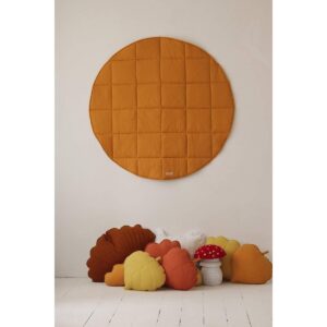 Ronde katoenen mat “oker” Als de dagen korter worden, heeft iedereen de neiging om een ​​lekker warm dekentje en een kussen bij de hand te hebben. Een comfortabele mat maakt deel uit van de inventaris van elke avonturier; hij is ook handig tijdens lange gesprekjes in tipi's, en komt goed van pas als boot bij het oversteken van rivieren. De gewatteerde mat doet dienst als heerlijk comfortabel vloerkleed in een peuterkamer en kan dienen als aanvulling op een tent, overkapping of wanddecoratie . Het kan ook in de tuin of bij een picknick worden gebruikt. En het beste is om er al vanaf jonge leeftijd op te rollen en met speelgoed te spelen!  Zachte gewatteerde mat in okerkleur. Het werkt perfect als klein kleedje bij het kinderbedje, als speelkleed voor de baby of als onderdeel van de tipi-set. Het wordt vaak gekozen voor kinder kamers. Duurzaam, dubbelzijdig, gevuld met dikke isolatievoering. Stof: 100% OEKO-TEX® gecertificeerd katoen. Wastemperatuur: tot 30°C. Afmeting: 120x120 cm +- 3 cm, dikte: 3 cm. Casa & Viventes Materialen: Katoen, Hout, Textiel merk: Moi Mili