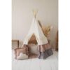 Tipi-tent "Powder Frills" met franje Uw kleine avonturier kan urenlang de wereld verkennen en spelen, maar bij terugkomst heeft hij of zij een plek nodig om uit te rusten, te eten en plannen te maken voor verdere avonturen. Een tipi betekent letterlijk een woning, en is een woord dat wordt gebruikt door de Sioux, de inheemse bevolking van de Great Plains. Het is een ruimte voor allerlei soorten plezier. Als het spelen klaar is, kunt u de tipi weer in de hoes inpakken en bijvoorbeeld in de hoek van de kamer opbergen. Opgevouwen neemt hij niet veel ruimte in beslag en dankzij de hoes neemt u hem gemakkelijk mee naar buiten. Binnenin zit een vakje waarin kinderen hun speelgoed, boeken en andere schatten kunnen verstoppen. Boho is een artistieke bohemien stijl, geleid door comfort, zomer en vrijheid. U vindt hier en daar wat verwijzingen, een aantal bloemen waar mogelijk, en natuurlijkheid een knipoog naar Moeder Natuur. Onze poederkleurige tipi ‘Powder Frills’, stevig genaaid van dikke katoenen stof, versierd met prachtige linnen franjes in poederroze en grijze kleuren. Perfect voor kleine royalty's! Gemaakt van natuurlijke materialen: 100% katoen, 100% linnen stoffen en grenen palen. Dankzij de vijfwandige structuur is de tent stabiel wanneer hij wordt opgezet, de stokken zijn afgerond en geplaatst in tunnels die aan de onderkant aan elkaar zijn genaaid. De tipi is perfect voor gebruik in huis, in de tuin of op het strand. De set bestaat uit een speeltent, stokken en een katoenen hoes. Vul het gerust aan met onze prachtige decoraties en accessoires. Stof: 100% katoen, 100% linnen OEKO-TEX® gecertificeerd. Gewicht stof: 260. Wastemperatuur: tot 30°C. Grenenpalen: 180 cm. Hoogte opgebouwd: 170 cm. Diameter voet: 120/130 cm. Casa & Viventes Materialen: Katoen, Linnen, Katoen, Linnen merk: Moi Mili