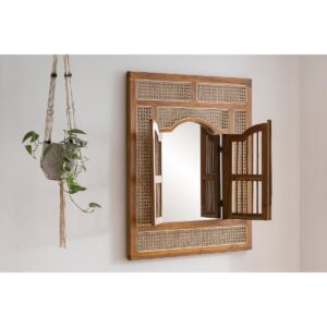 Spiegel Deze wandspiegel maakt indruk met zijn natuurlijke charme en extravagante dubbele deuren. Deze Rotan handgemaakte magische spiegel zich meteen onderscheidt van de massa. De dubbele deuren en het rotan geweven frame maken de spiegel tot een bijzonder woonaccessoire. Optisch past de spiegel in verschillende ruimteconcepten - modern of klassiek. Haal een stukje natuur in uw woonkamer, slaapkamer of hal en laat u betoveren. 2 dubbele deuren voor het spiegelglas CASA & VIVENTES Spiegel Breedte: 80cm Hoogte: 90cm Lengte: 4cm Gewicht: 10000.00g kleuren: Bruin Materialen: Rotan, Hout, Glas, Rotan merk: SIT Möbel Im- und Export