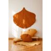 "Caramel" Linnen Ginkgo Blad Mat Rust nodig? Jouw perfecte plek daarvoor is natuurlijk, gezond, in de tuin onder een prachtige boom! Een comfortabele mat maakt deel uit van de inventaris van elke avonturier; hij is ook handig tijdens lange gesprekjes in tipi's, en komt goed van pas als boot bij het oversteken van rivieren.  De bladmat doet dienst als heerlijk comfortabel vloerkleed in een kinder kamer en kan dienen als aanvulling op een tent of overkapping, of als wanddecoratie. Het kan ook in de tuin of bij een picknick worden gebruikt. En het beste is om er al vanaf jonge leeftijd op te rollen en met speelgoed te spelen!  Geïnspireerd door de omringende natuur en de prachtige vorm van ginkgobladeren, hebben we de collectie gecreëerd. De collectie is een symbool van leven, vitaliteit en veerkracht! In de collectie vindt u ook kussens en slingers. De mat is gemaakt van hoogwaardig linnen en katoen. Het voegt een vleugje fantasie, gezelligheid en unieke charme toe aan elk interieur. Honing gele en roestige tinten zijn de natuurlijke kleuren van ginkgobladeren. Duurzaam, dubbelzijdig, gevuld met dikke isolatievoering. Stof: 100% katoen en 100% linnen, beide OEKO-TEX® gecertificeerd. Wastemperatuur: tot 30°C. Afmeting: 110x120 cm +- 3 cm, dikte: 3 cm. Gewicht: 500g Casa & Viventes Materialen: Katoen, Linnen, Katoen, Linnen merk: Moi Mili