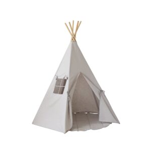 Tipi en mat set "Duifgrijs" Je kleine avonturier kan lange uren doorbrengen met het verkennen van de wereld en het spelen, maar bij terugkeer heeft hij of zij een plek nodig om te rusten, te eten en plannen te maken voor verdere avonturen. Een tipi betekent letterlijk een woning en is een woord dat wordt gebruikt door de Sioux, de inheemse bevolking van de Grote Plains. Het is een ruimte voor allerlei plezier. En het heeft een raam met een gordijn om de omgeving te bekijken! Wanneer het spel klaar is, kunt u de tipi terug in de hoes inpakken en bijvoorbeeld in de hoek van de kamer opbergen. Het kost niet veel ruimte wanneer het wordt gevouwen, en de cover kunt u gemakkelijk naar buiten nemen. Er is een zak binnen waar kinderen hun speelgoed, boeken en andere schatten kunnen verbergen. Een comfortabele mat maakt deel uit van de inventaris van elke avonturier; Het is ook handig tijdens lange gesprekjes in tipi's en komt van pas als een boot bij het oversteken van rivieren :-) De mat werkt als een geweldig comfortabel kleed in de kamer van een peuter en kan dienen als een aanvulling op een tent, luifel of muurdecoratie. Het kan ook worden gebruikt in de tuin of bij een picknick. En het beste is om erop te rollen en vanaf jonge leeftijd met speelgoed te spelen! :-) Dankzij de structuur van vijf muren is de Moi Mili Linen Gray Tent stabiel wanneer deze wordt opgezet, de poten zijn afgerond en in tunnels aan de onderkant genaaid. De mat voegt een vleugje fantasie, gezelligheid en unieke charme toe aan elk interieur. De tipi is gemaakt van natuurlijke materialen: 100% linnenstof en dennenpalen. De duurzame mat is gemaakt van hoogwaardige linnen en katoenstoffen. Vul het vrij om het aan te vullen met onze prachtige decoraties en accessoires. De mat is dubbelzijdig, gevuld met dikke isolatie voering. TIPI Fabric: 100% OEKO-TEX® gecertificeerd linnen, 160 g. Pine Poles: 180 cm. Hoogte wanneer opgezet: 170 cm. Basisiameter: 120/130 cm. MAT-stof: 100% linnen, 100% katoen OEKO-TEX® gecertificeerd. Grootte: 120 x 120 cm +- 3 cm; Dikte: 3 cm. Wastemperatuur voor de mat en tipi: tot 30 ° C. CASA & VIVENTES Tipi en mat set "Duifgrijs" merk: Moi Mili