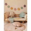 Fluwelen bloemenslinger "Regenboogboeket" Het is heerlijk  om wakker te worden en te spelen in huis Bloom. Bloemen houden van weilanden, tuinen en...  Dit voorjaar komt je huis tot leven als een bloeiende tuin. Maak diverse boeketten van linnen en fluwelen bloemen, kussens, matten en slingers die van het huis houden! Slingers zijn een sieraad voor elk interieur. Je kunt ze gebruiken als onderdeel van het decorontwerp voor een poppenkast, een verjaardagsfeestje of een carnavalsbal. Ze kunnen de kamer van een kind in een magisch koninkrijk veranderen, een speelafspraakje rocken, een sprookjesachtige sfeer creëren voor het lezen van een boek voor het slapengaan. Slingers zijn een prachtige aanvulling op een baldakijn, een tipi, een wieg, wanddecoratie of een raam Combineer onze slingers met luifels en kussens! De slinger is zorgvuldig gemaakt van fluwelen bloemen (100% polyester) in delicate tinten geïnspireerd op de natuurlijke kleuren van planten, vooral geschikt voor lichte, pastelkleurige interieurs, opgehangen aan een katoenen koord versierd met houten kralen .Lengte slinger: 3,5 m. Casa & Viventes Gewicht: 100g Materialen: Fluweel, Polyester, Katoen, Hout merk: Moi Mili