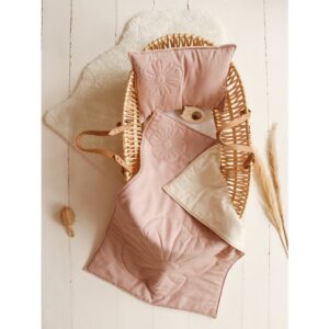 Linnen bloei kinderovertrekset "Poederroze" Ten slotte is  er een kinderlinnen hoezensets ontworpen die uw baby zacht zullen opwarmen terwijl hij droomt in een babybedje of wieg! Linnen is heel delicaat en luchtig; het heeft het hoogste absorptievermogen van alle natuurlijke vezels en is daarom perfect voor de zomer. Zal de gevoelige huid van de baby niet irriteren; heeft antiallergische en antibacteriële eigenschappen. Onze zachte linnen hoezensets zijn gewatteerd, waardoor ze uniek zijn. De deken kan dienen als speelkleed. Gemaakt van gewassen natuurlijk katoen aan de binnenkant, linnen aan de buitenkant, gevuld met een dik, anti-allergisch siliconen materiaal. We moedigen u aan om ermee te reizen, zodat u overal veilige slaapplaatsen voor uw kinderen kunt creëren. Dat bent u. Ze passen perfect bij onze bloeicollectie. We raden u aan om het samen te stellen met andere elementen van de babyuitzet: linnen hoorn, mousseline inbakerdeken en mousseline luierdoeken .Deken: 95 x 65 cm +- 3 cm. Kussen: 35 x 40 cm +- 3 cm. Leuk omdat wij er dol op zijn! Casa & Viventes Gewicht: 1500g kleuren: Roze Materialen: Linnen, Katoen, Katoen, Linnen merk: Moi Mili