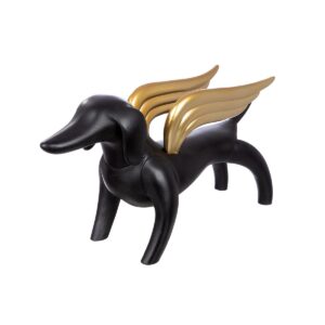 Figuur hond Vliegende Teckel H.28 cm - Decoratief figuur van een vliegende teckel - Gemaakt van hars met een metallic afwerking - Gedetailleerd teckelmotief in zwart en goud - Afmetingen: 56 x 16 x 28 cm (LxBxH) - Perfecte aanvulling voor dierenliefhebbers en decoratiefans CASA & VIVENTES Figuur hond Vliegende Teckel H.28 cm Het Vliegende Teckel beeldje is een uniek decoratiestuk voor in huis. De vliegende teckel van kunsthars overtuigt door zijn metallic look in zwart en goud en het gedetailleerde design. Met een afmeting van 56 x 16 x 28 cm is dit figuur een blikvanger in elke kamer. Perfect voor dierenliefhebbers en decoratieliefhebbers die een speels tintje aan hun huis willen toevoegen. Breedte: 16cm Hoogte: 28cm Lengte: 56cm Gewicht: 3580g kleuren: Zwart, Zwart, Goud Materialen: Polyresin, Massief goud merk: GILDE HANDWERK